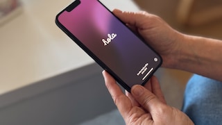 iPhone 16e in Händen