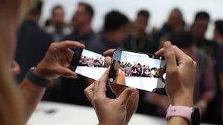 Event-Teilnehmer probieren iPhone 16 Pro aus