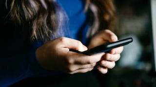 Frau hält Smartphone in den Händen