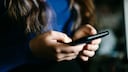Frau h&auml;lt Smartphone in den H&auml;nden