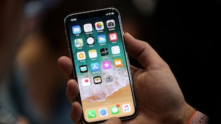Mann hält iPhone X in den Händen