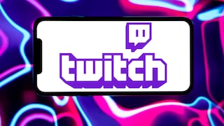 Smartphone im Querformat vor einem abstrakten Hintergrund in Pink, Lila und Blau. Auf dem Bildschirm ist das Twitch-Logo in Violett auf weißem Hintergrund zu sehen. Die Rückseite zeigt geschwungene Neonlinien und Farbverläufe in verschiedenen Violett-, Pink- und Blautönen.