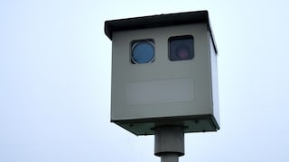 Ein Blitzer steht am Wegesrand
