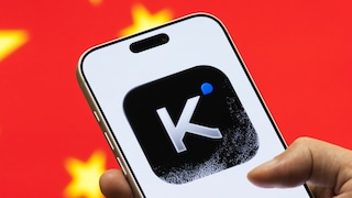 Logo der chinesischen KI-App Kimi auf einem Smartphone, dahinter die chinesische Flagge
