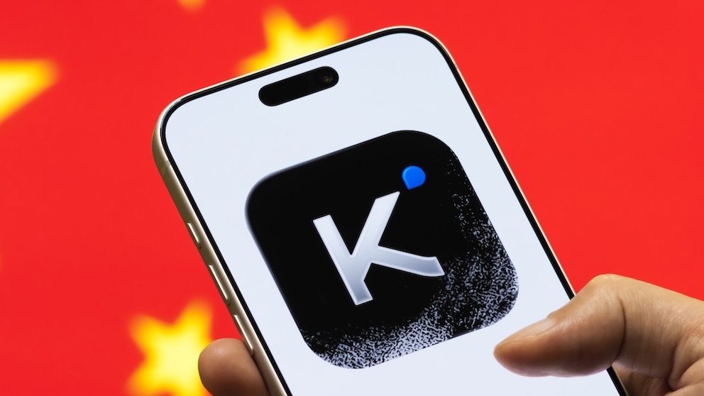 Logo der chinesischen KI-App Kimi auf einem Smartphone, dahinter die chinesische Flagge