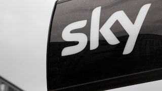 Sky-Logo an einem Gebäude