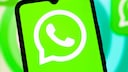 WhatsApp-Logo auf einem Smartphone
