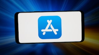 Smartphone im Querformat mit großem App-Store-Symbol auf weißem Bildschirm. Der Hintergrund zeigt blaue und orangefarbene Lichtstrahlen mit Bewegungsunschärfe. Das Gerät ist mittig im Bild platziert und vor einem dunklen Hintergrund dargestellt.