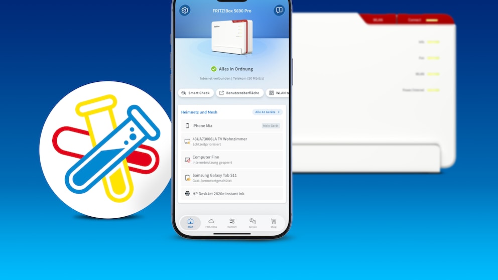 Grafik zu FritzOS 8.50 vor blauem Hintergrund. In der Bildmitte steht ein Smartphone mit geöffneter MyFritzApp. Auf dem Bildschirm ist eine Fritz!Box 5690 Pro sowie die Funktion „Smart Check“ zu sehen. Darunter werden mehrere Geräte im Heimnetz aufgelistet, darunter ein iPhone, ein Fernseher, ein Computer, ein Tablet und ein Drucker. Links im Vordergrund befindet sich ein rundes Symbol mit drei gekreuzten Reagenzgläsern in Rot, Gelb und Blau als Hinweis auf das Fritz-Labor. Im Hintergrund ist unscharf eine weiße Fritz!Box mit roten Elementen zu erkennen.