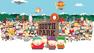 Gruppenbild aus der Animationsserie „South Park“. Im Vordergrund stehen drei Hauptfiguren vor einem großen Schild mit der Aufschrift „South Park“. Im Hintergrund sind zahlreiche weitere Figuren der Serie sowie die verschneiten Berge und Gebäude der fiktiven Kleinstadt zu sehen.
