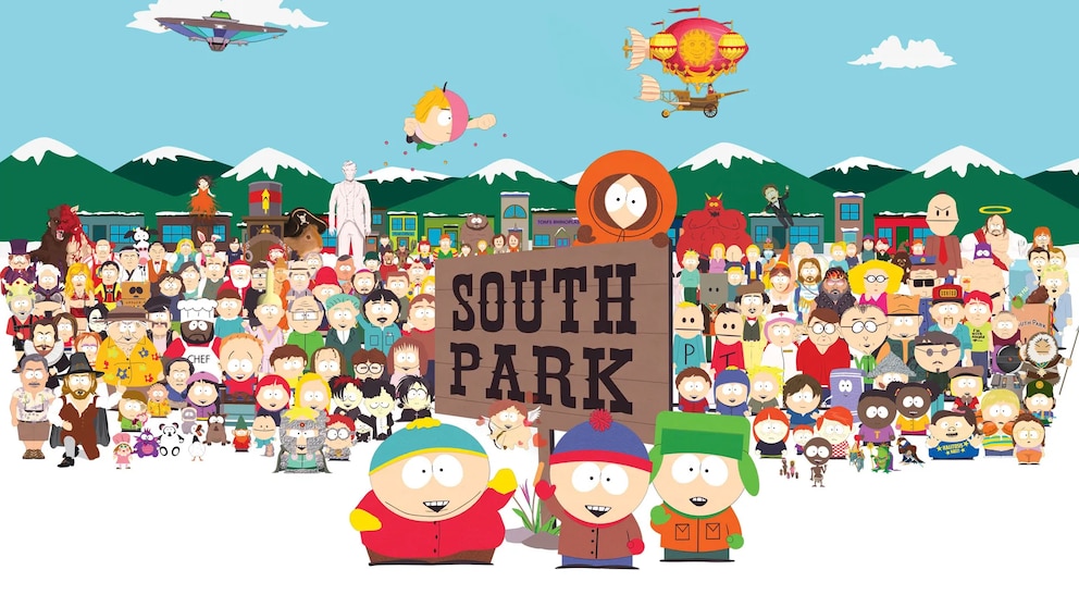 Gruppenbild aus der Animationsserie „South Park“. Im Vordergrund stehen drei Hauptfiguren vor einem großen Schild mit der Aufschrift „South Park“. Im Hintergrund sind zahlreiche weitere Figuren der Serie sowie die verschneiten Berge und Gebäude der fiktiven Kleinstadt zu sehen.