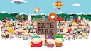 Gruppenbild aus der Animationsserie &bdquo;South Park&ldquo;. Im Vordergrund stehen drei Hauptfiguren vor einem gro&szlig;en Schild mit der Aufschrift &bdquo;South Park&ldquo;. Im Hintergrund sind zahlreiche weitere Figuren der Serie sowie die verschneiten Berge und Geb&auml;ude der fiktiven Kleinstadt zu sehen.