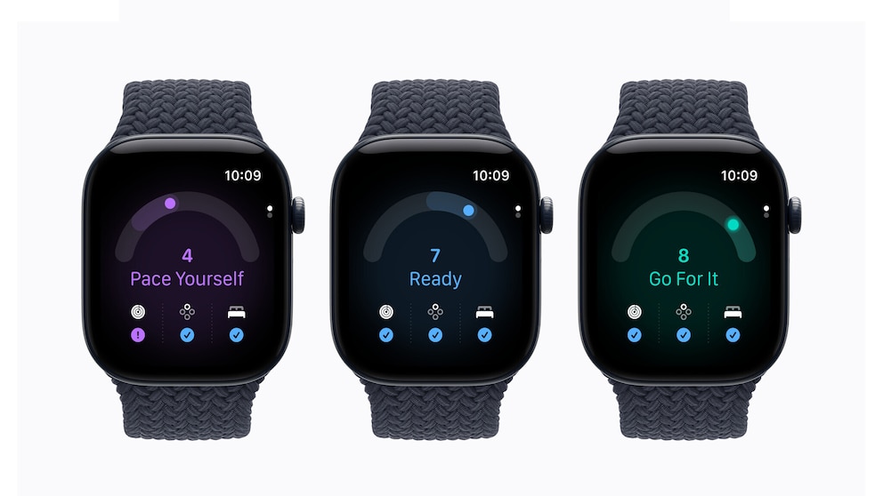 Three Apple Watches with dark blue textile bands against a light background. The displays show different Daily Form indicators. The indicators show colored ratings with the tips 'Pace Yourself,' 'Ready,' and 'Go For It,' as well as symbols for health, activity, and sleep.