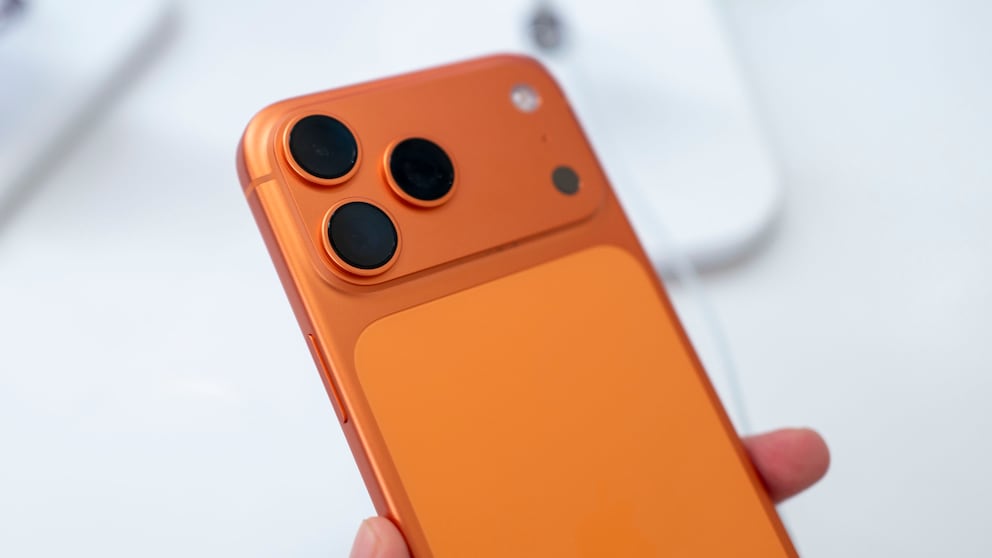 iPhone 17 Pro Max in der Hand