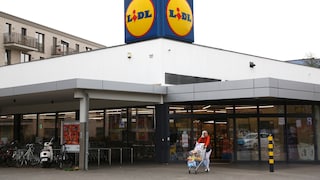 Eine Lidl Filiale in Deutschland von dem Parkplatz aus aufgenommen.