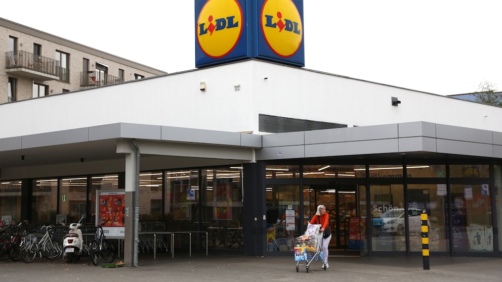 Eine Lidl Filiale in Deutschland von dem Parkplatz aus aufgenommen.