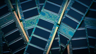 Mehrere grüne RAM-Speicherriegel liegen überlappend aufeinander. Sichtbar sind schwarze Speicherchips, Leiterbahnen und goldfarbene Kontaktleisten auf den Platinen.