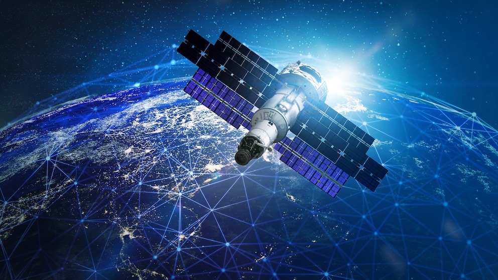Ein Satellit schwebt vor dem Planet Erde. Aus dem ALl aus kann man ein Netzwerk über dne gesamten Planeten erkennen.