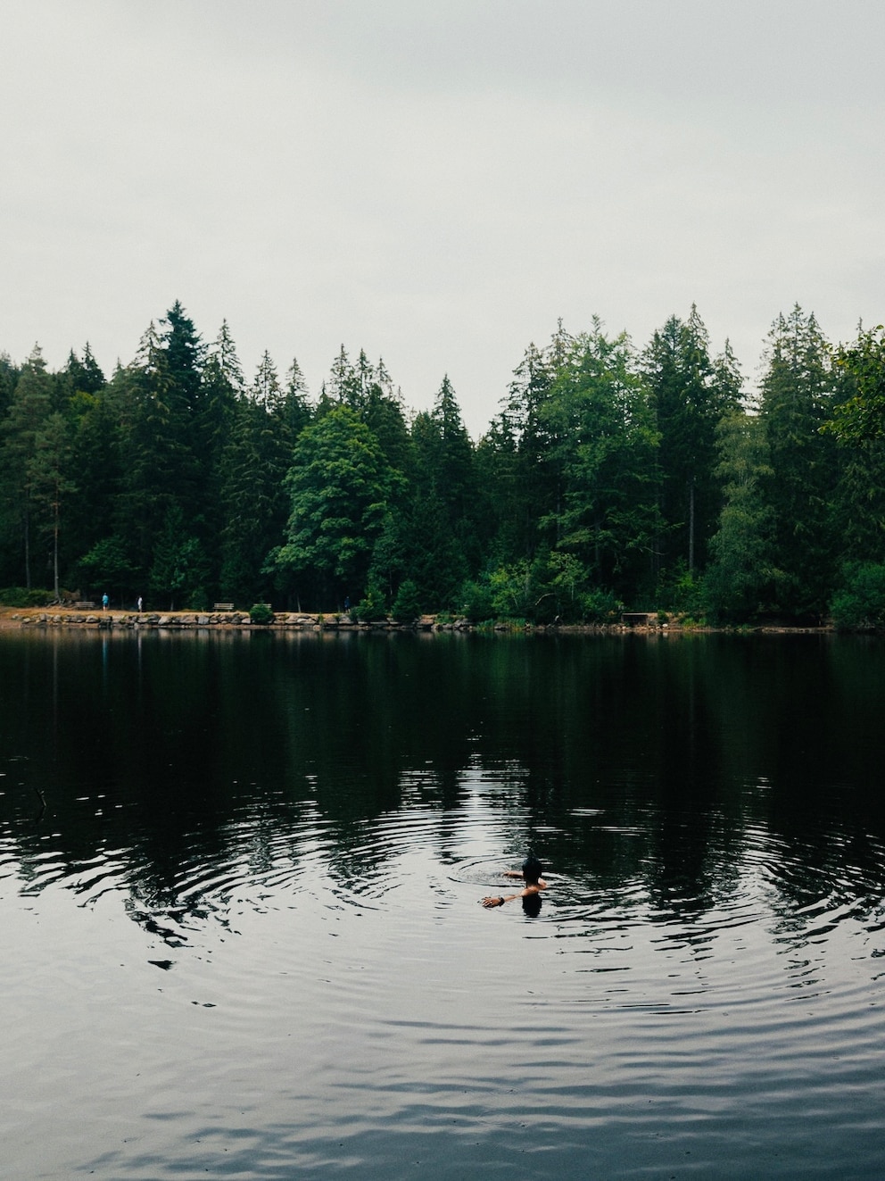 Einfach in den See springen, ohne sich Gedanken zu machen, ob die Uhr das aushält? Die Galaxy Watch Ultra2 macht es möglich. Die Smartwatch wurde genau für die Anforderungen von harten Outdoor-Workouts entwickelt.