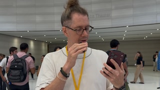 TECHBOOK-Autor Adrian Mühlroth mit dem iPhone 18 Pro bei der Apple Keynote 2026
