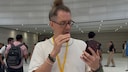 TECHBOOK-Autor Adrian M&uuml;hlroth mit dem iPhone 18 Pro bei der Apple Keynote 2026