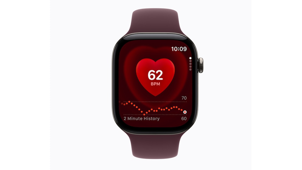 Eine Apple Watch mit dunkelrotem Armband vor hellem Hintergrund. Auf dem Display wird eine Herzfrequenz von 62 BPM angezeigt. Darunter ist ein Diagramm mit dem Verlauf der Herzfrequenz &uuml;ber zwei Minuten zu sehen.