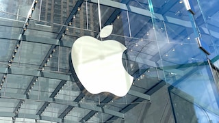Apple Logo an einer gläsernen Hausfassade