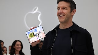Apple-CEO John Ternus mit dem iPhone Duo