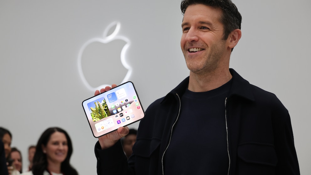 Apple-CEO John Ternus mit dem iPhone Duo