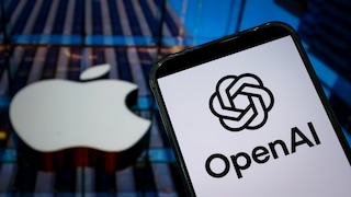 Smartphone mit OpenAi-Logo vor Apple Logo