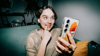 Frau mit Smartphone in der Hand