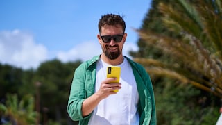 Mann hält Smartphone in der Hand
