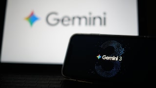 2 Bildschirme: der vordere kleine zeigt Version 3 von Google Gemini, der größere hintere das Logo von Google Gemini