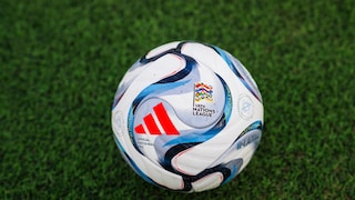 Der offizielle Fußball auf grünem Rasen