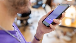 Close Up von jemadnem der in den Sprachassistenten auf seinem Smartphone spricht