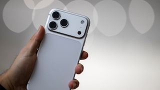 Hand hält iPhone 17 Pro