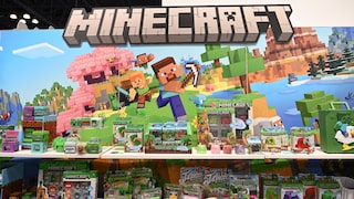 Minecraft präsentiert auf einer Messewand neue Inhalte und Merchandising-Produkte rund um das Spiel.