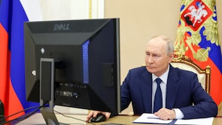 Putin in seinem Büro, auf den PC-Bildschirm starrend