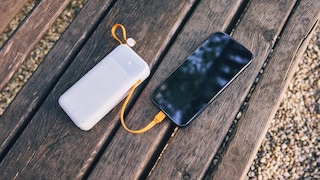 Eine Powerbank, die gerade per Kabel ein Smartphone lädt
