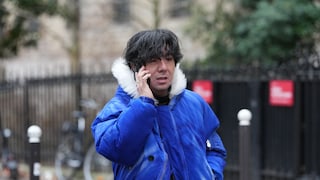 Ein Herr in blauer Jacke telefoniert