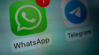 WhatsApp- und Telegram-Logo. WhtasApp hat eine Benachrichtigung