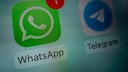 WhatsApp- und Telegram-Logo. WhtasApp hat eine Benachrichtigung