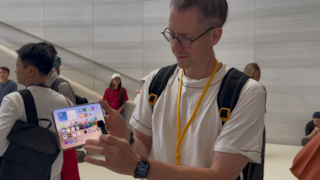 TECHBOOK-Autor Adrian Mühlroth mit dem iPhone Duo bei der Apple Keynote 2026