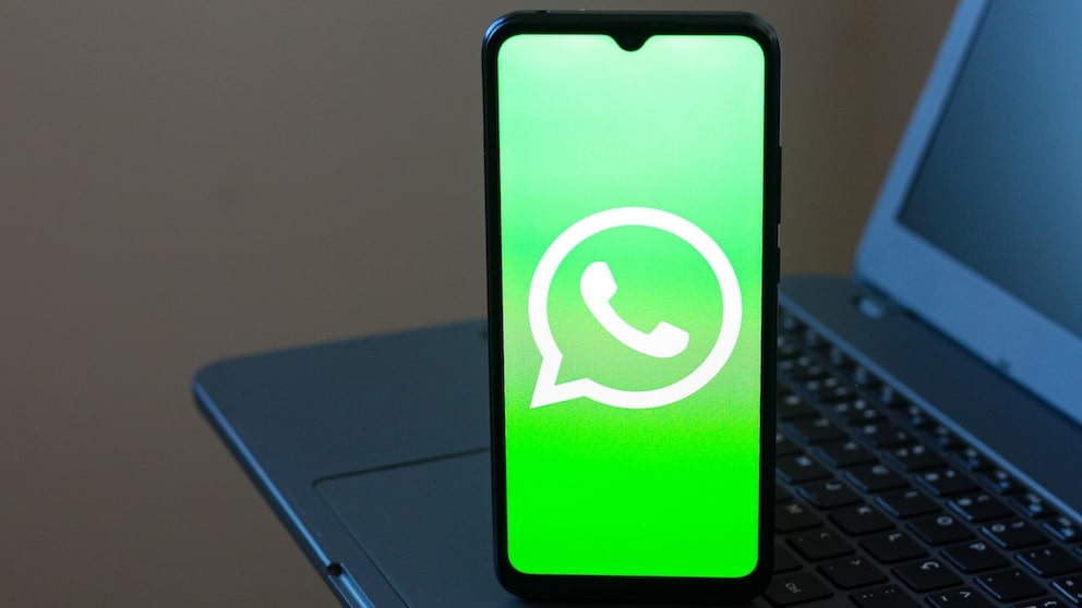 WhatsApp-Logo auf einem Smartphone