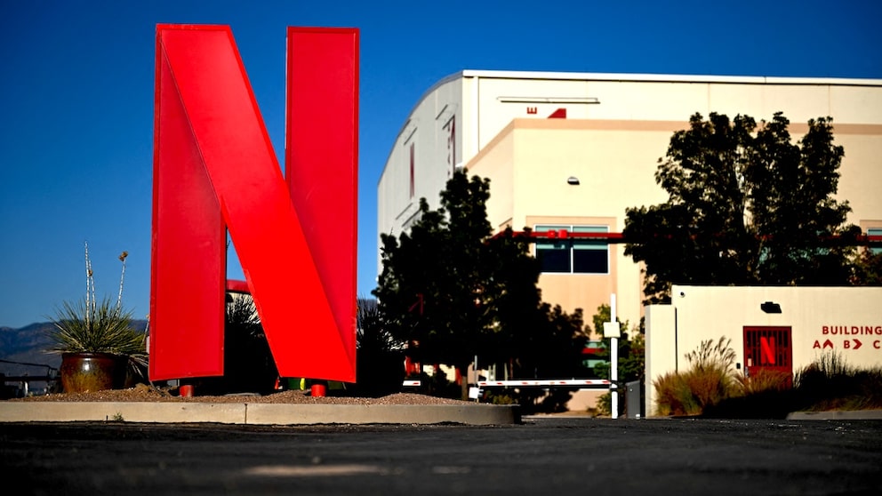 Netflix-Logo vor einem Gebäude