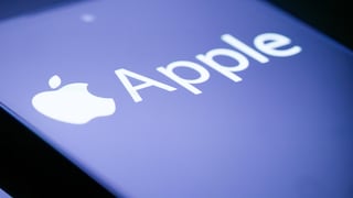 Nahaufnahme eines Smartphone-Displays mit weißem Apple-Logo und Apple-Schriftzug auf blauem Hintergrund.