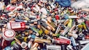 Gro&szlig;er Haufen aus gebrauchten Batterien verschiedener Gr&ouml;&szlig;en und Marken. Zu sehen sind zahlreiche AA-, AAA-, C- und D-Zellen sowie weitere Batterietypen in unterschiedlichen Farben, die ungeordnet &uuml;bereinanderliegen. Einige Batterien zeigen Gebrauchsspuren und Korrosion. Im Hintergrund befinden sich weitere Batterien und Kunststoffs&auml;cke.