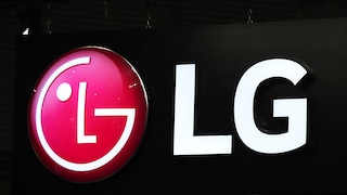 Leuchtendes LG-Logo auf einer schwarzen Werbetafel. Links ist das runde rot-weiße Firmenlogo zu sehen, rechts daneben die großen weißen Buchstaben „LG“ vor dunklem Hintergrund.