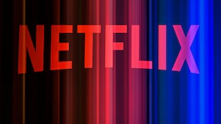 Abstraktes Bild des roten Netflix-Schriftzugs vor einem dunklen Hintergrund mit vertikalen Lichtstreifen in Rot, Pink und Blau.