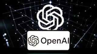 Auf einem Laptop-Bildschirm ist das OpenAI-Logo mehrfach zu sehen. Im Hintergrund verlaufen leuchtende Linien und Punkte zu einem digitalen Netzwerk auf schwarzem Grund. Im Vordergrund erscheint ein weißes Feld mit dem OpenAI-Schriftzug und Logo. Die Tastatur des Laptops ist am unteren Bildrand sichtbar.
